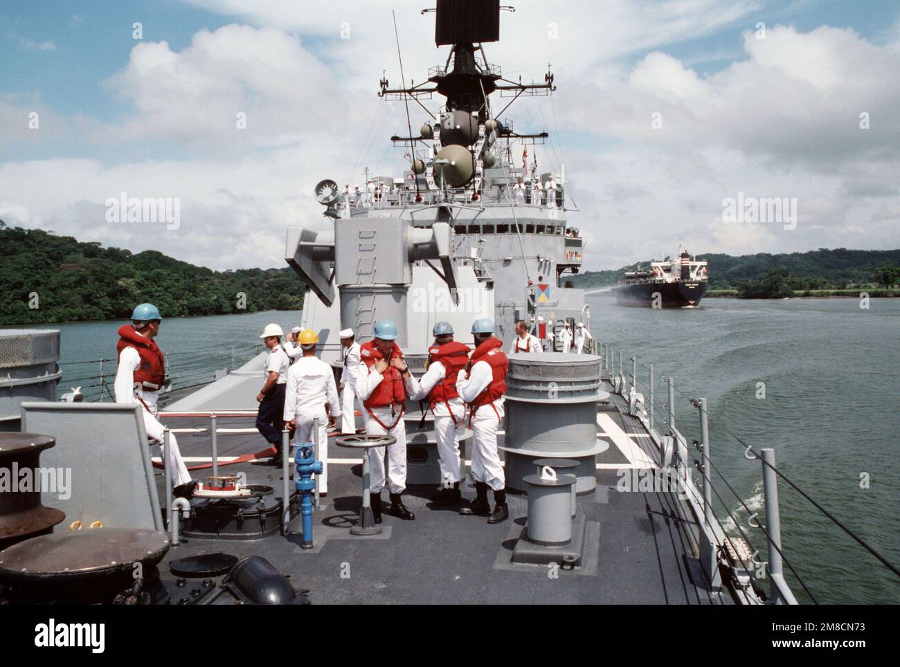 I membri della forza di coperta stanno mentre l'incrociatore missilistico guidato USS JOSEPHUS DANIELS (CG-27) transita nel canale di Panama all'inizio di Unitas XXXI, un esercizio annuale congiunto tra gli Stati Uniti Navy e le forze navali di nove paesi sudamericani. Soggetto operativo/Serie: UNITAS XXXI Stato: Canal zona Paese: Panama (PAN) Foto Stock