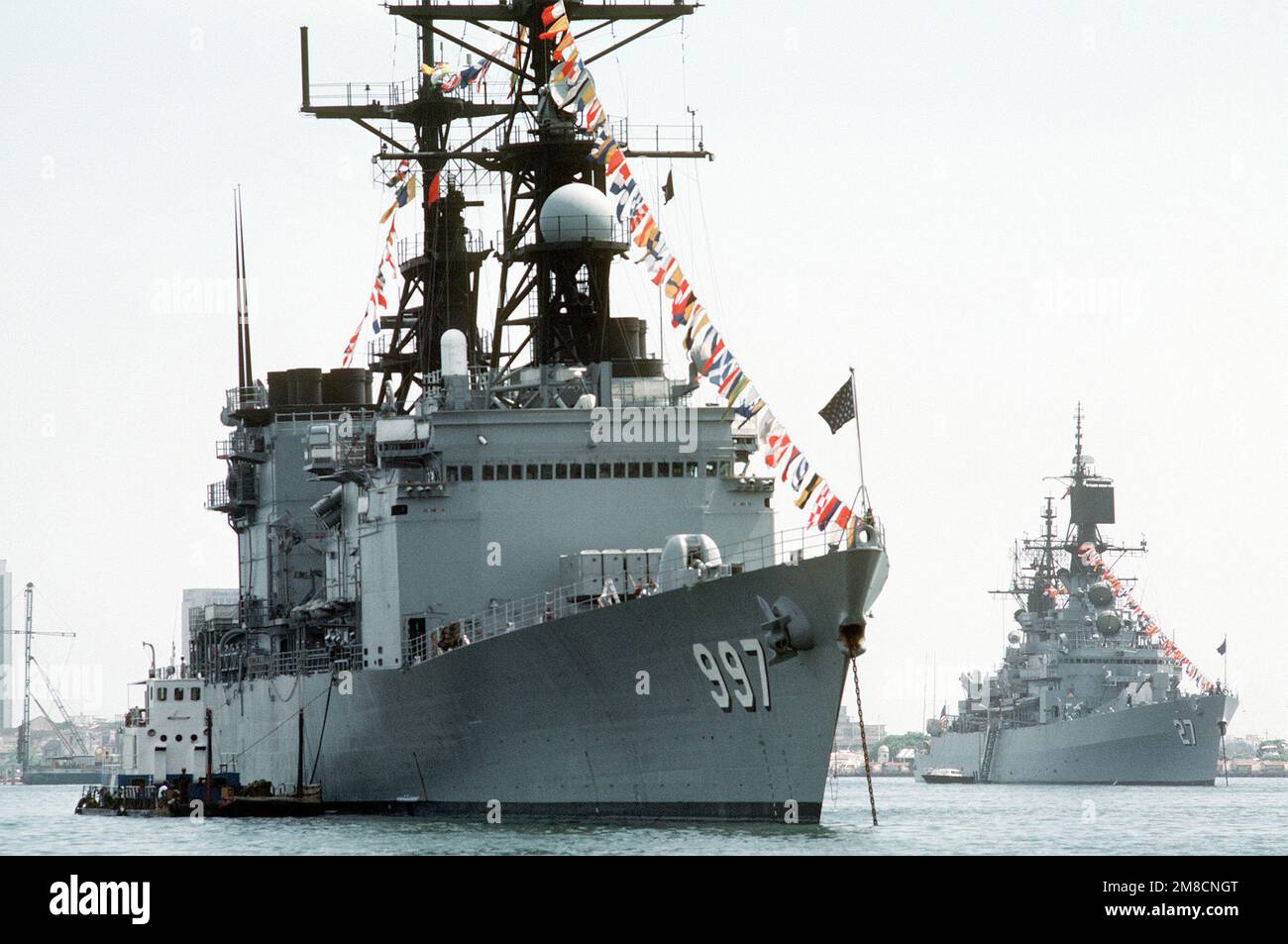 Il cacciatorpediniere USS HAYLER (DD-997) e l'incrociatore missilistico guidato USS JOSEPHUS DANIELS (CG-27) si trovano all'ancora mentre visitano un porto durante l'Unitas XXXI, un esercizio annuale congiunto tra gli Stati Uniti Navy e le forze navali di nove paesi sudamericani. Subject Operation/Series: UNITAS XXXI base: Cartagena Paese: Colombia (col) Foto Stock