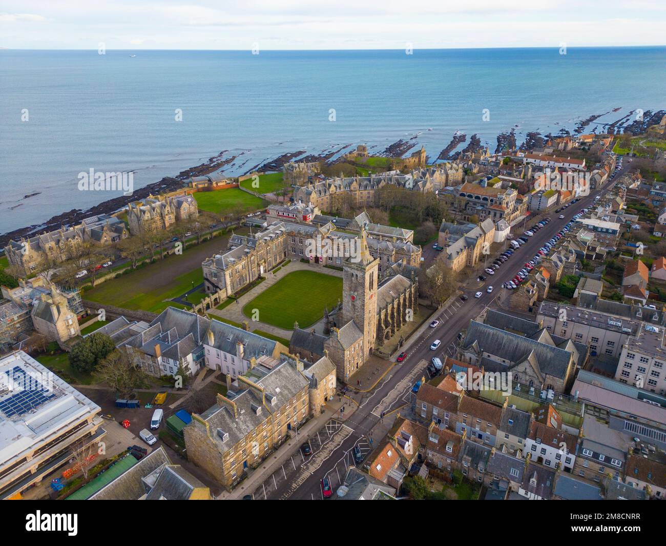 Vista aerea dal drone della St Salvators Chapel e del Quad alla St Andrews University di Fife, Scozia, Regno Unito Foto Stock