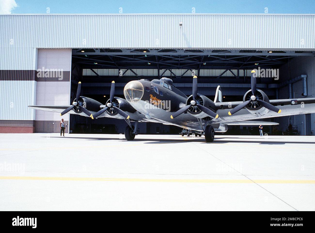 Un bombardiere B-17 soprannominato l'"Angelo Homesick" si trova di fronte al suo hangar dopo il restauro e la pittura. L'aereo, che ha subito gravi danni quando è stato utilizzato per la fase di un incidente di atterraggio nel film '12 o'Clock High', sarà permanentemente esposto alla sede centrale, Strategic Air Command. Base: Offutt Air Force base Stato: Nebraska (NE) Paese: Stati Uniti d'America (USA) Foto Stock Un bombardiere B-17 soprannominato l'"Angelo Homesick" si trova di fronte al suo hangar dopo il restauro e la pittura. L'aereo, che ha subito gravi danni quando è stato utilizzato per la fase di un incidente di atterraggio nel film '12 o'Clock High', sarà permanentemente esposto alla sede centrale, Strategic Air Command. Base: Offutt Air Force base Stato: Nebraska (NE) Paese: Stati Uniti d'America (USA) Foto Stock