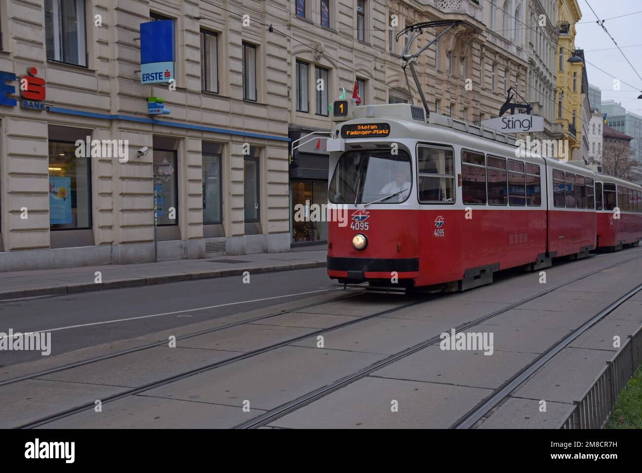 Tipo E2+C5. Tram a piano alto che opera a Vienna, Austria. Dicembre 2022 Foto Stock