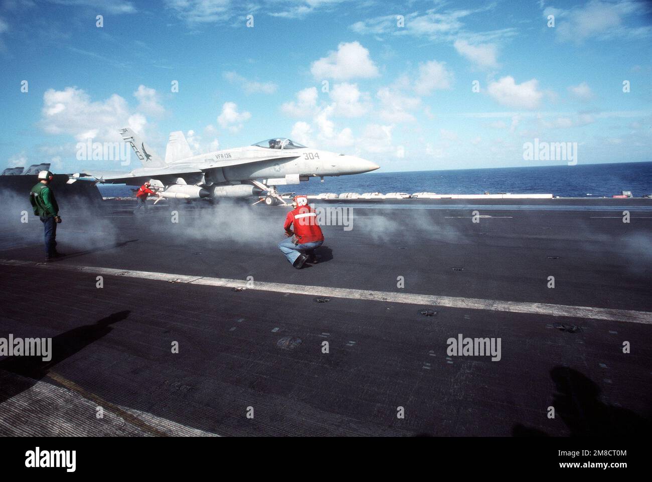 Un ordnanceman effettua un controllo finale dell'ordnance su un aeromobile F/A-18 Hornet di Strike Fighter Squadron 136 (VFA-136) prima del lancio dalla portaerei nucleare USS DWIGHT D. EISENHOWER (CVN-69) durante LA FLOTTA EX '90. Oggetto/Serie: FLOTTA EX '90 Paese: Oceano Atlantico (AOC) Foto Stock