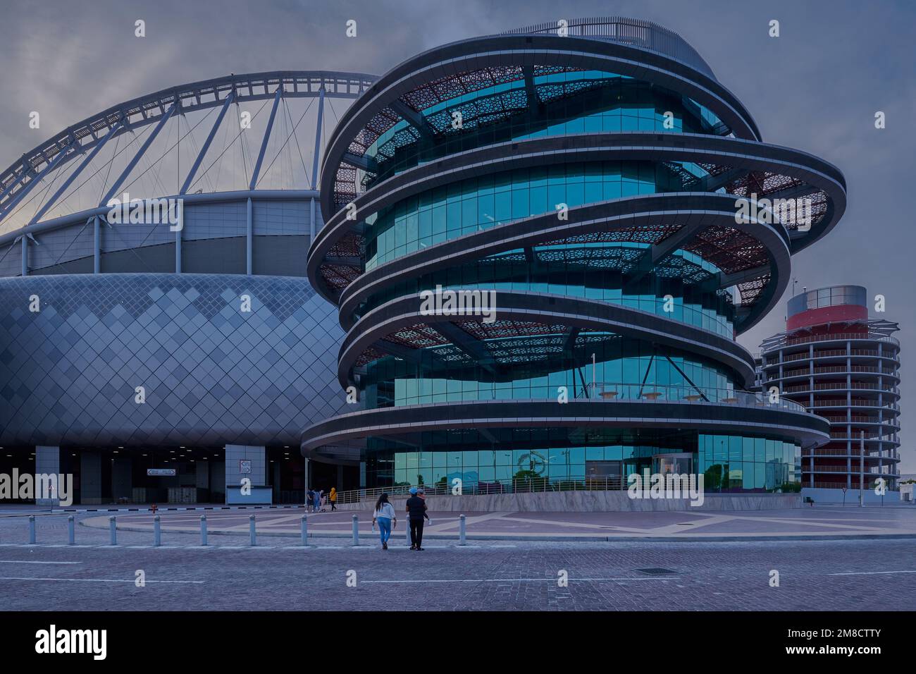 3-2-1 Qatar Olympic and Sports Museum a Doha, Qatar vista esterna del tramonto che mostra l'architettura unica di un edificio con nuvole in cielo sullo sfondo Foto Stock