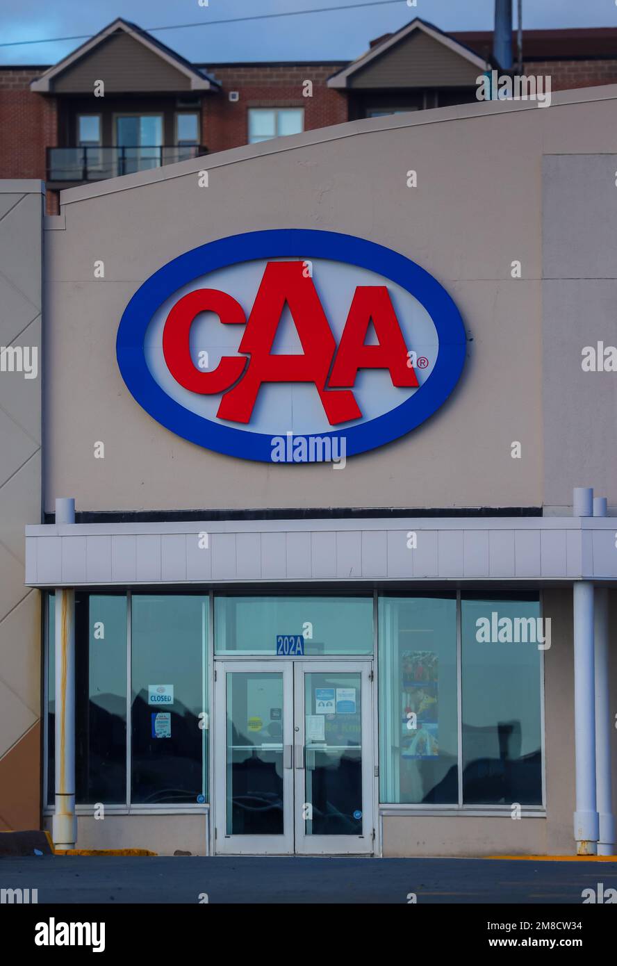 Banner della Canadian Automobile Association presso il punto vendita. CAA fornisce assistenza stradale, auto-tour. HALIFAX, NOVA SCOTIA, CANADA - GIUGNO 2022 Foto Stock