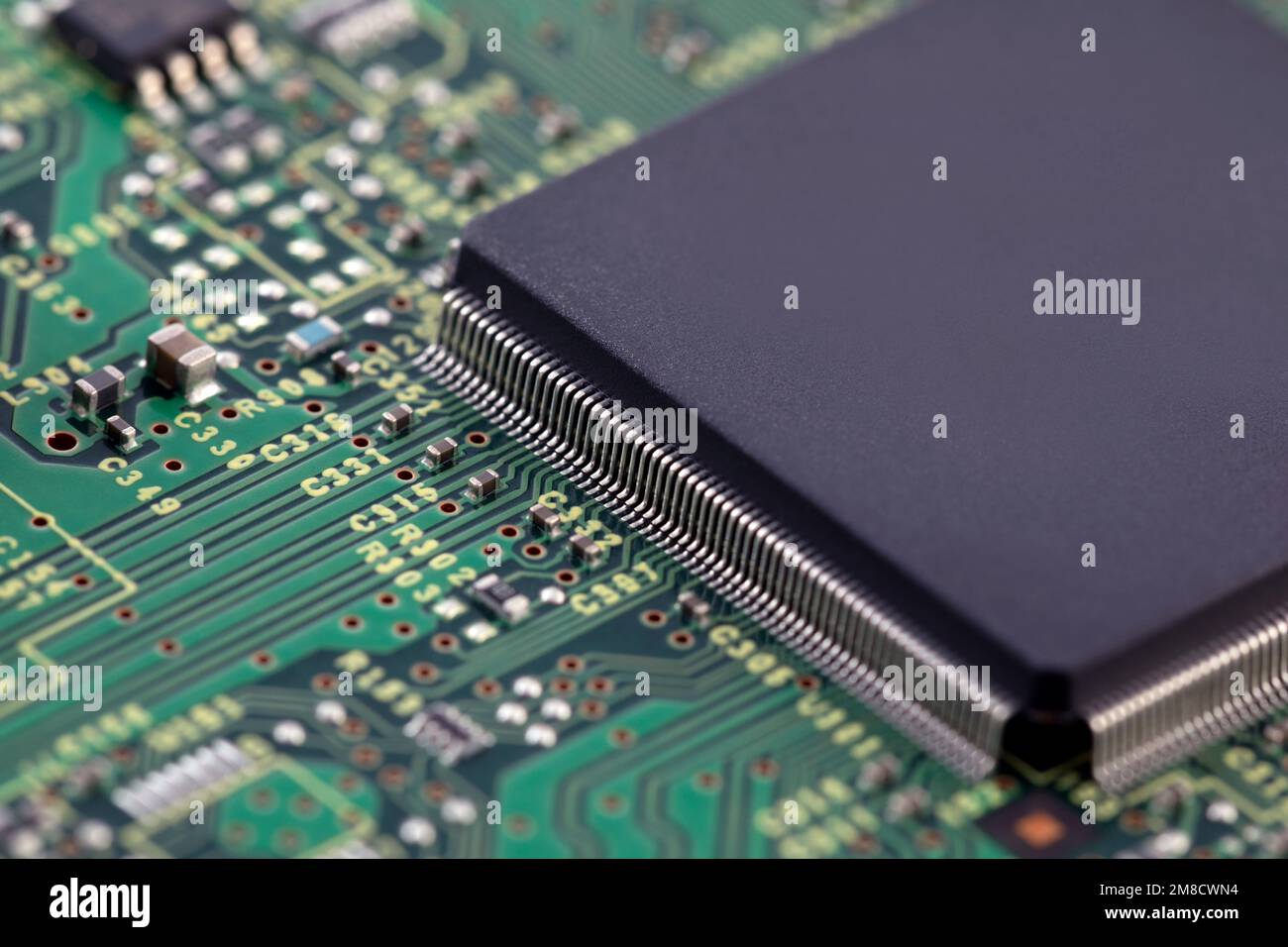 Scheda a circuito stampato verde con chip del processore per computer di grandi dimensioni Foto Stock