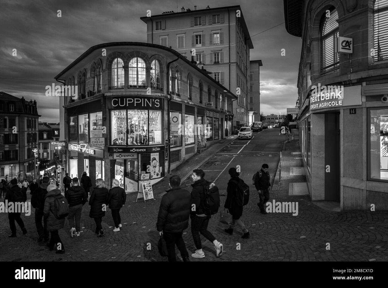 Una vista in bianco e nero dell'edificio sulla strada Petit-Chene a Losanna, Svizzera Foto Stock