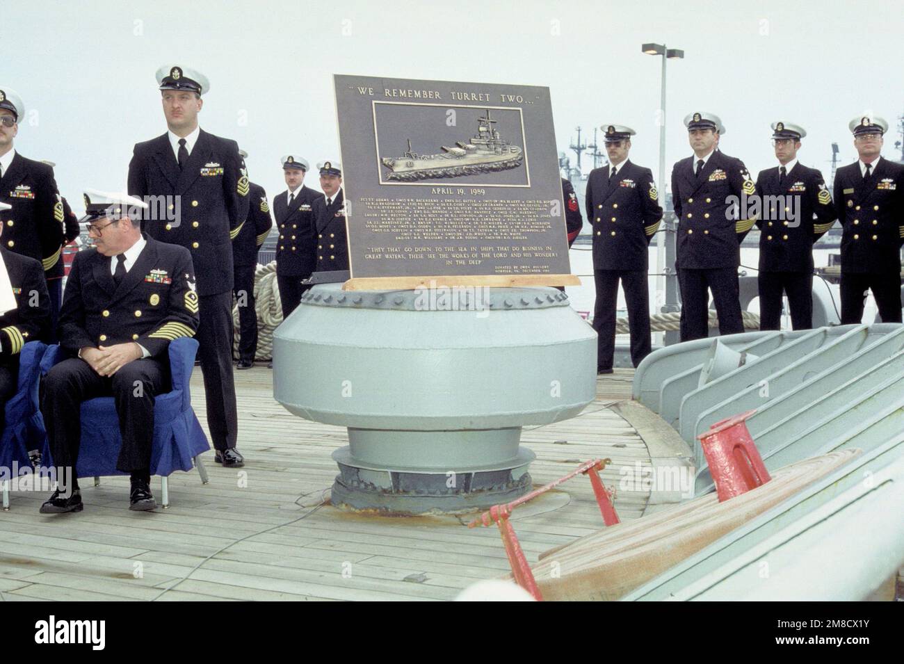 La targa che rende omaggio ai 47 membri dell'equipaggio uccisi nell'esplosione della torretta n° 2 a bordo della nave da guerra USS IOWA (BB-61) viene svelata durante una cerimonia commemorativa. Anche i membri dell'equipaggio che hanno prestato servizio con distinzione durante la tragedia, avvenuta il 19 aprile 1989, durante le esercitazioni ordinarie di sparatoria, saranno premiati. Base: Naval Air Station, Norfolk Stato: Virginia (VA) Paese: Stati Uniti d'America (USA) Foto Stock