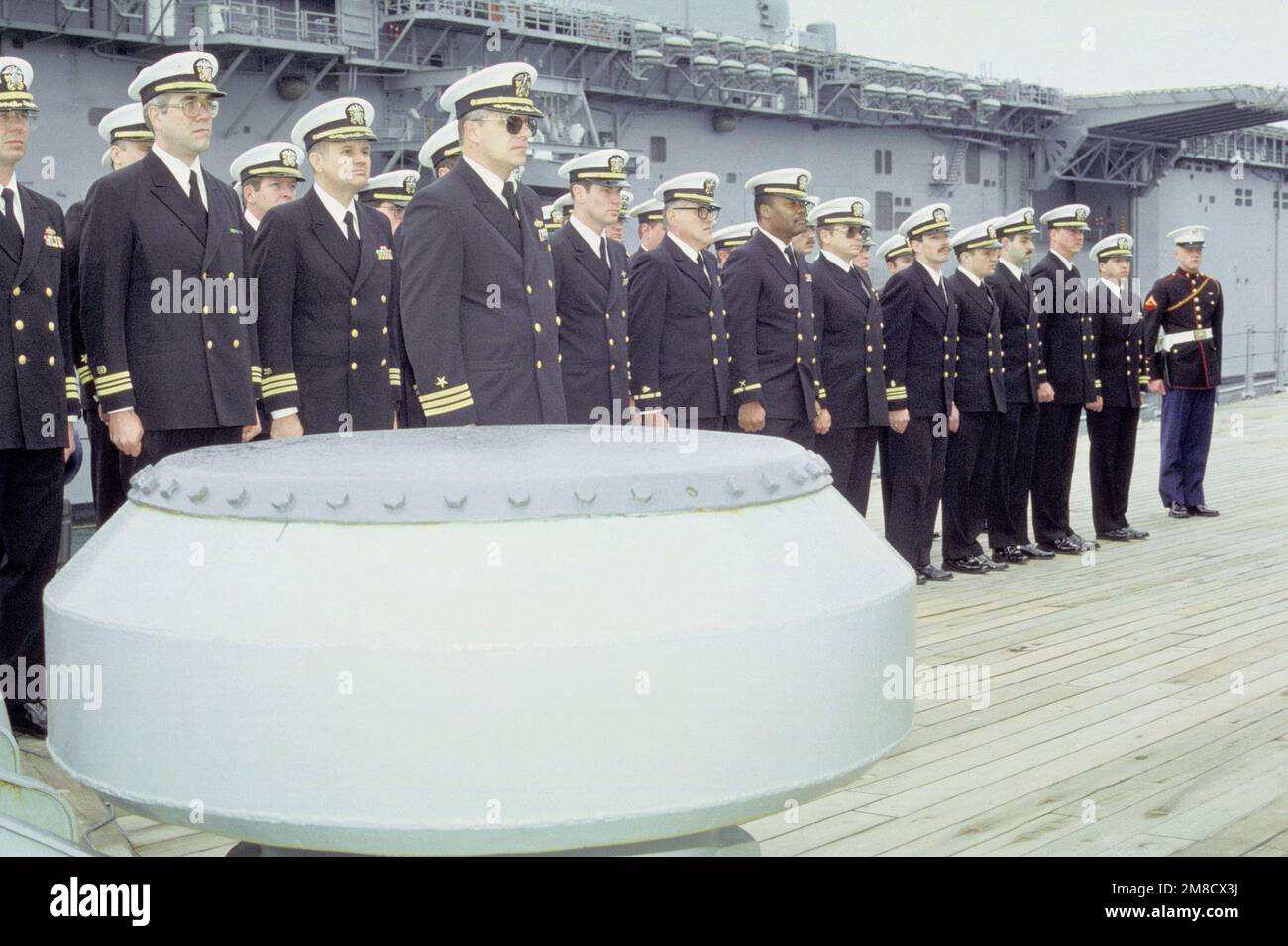 Gli ufficiali a bordo della nave da guerra USS IOWA (BB-61) sono all'attenzione durante la cerimonia di presentazione della targa in onore dei 47 membri dell'equipaggio uccisi nell'esplosione della torretta numero 2 a bordo DELL'IOWA. I premi saranno inoltre assegnati ai membri dell'equipaggio che hanno servito con distinzione durante la tragedia, avvenuta il 19 aprile 1989, durante le esercitazioni di routine. Base: Naval Air Station, Norfolk Stato: Virginia (VA) Paese: Stati Uniti d'America (USA) Foto Stock