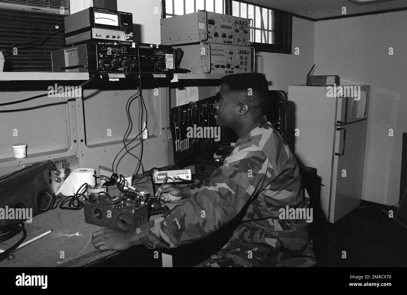 CPL S.A. Murray of Communications Platoon, Marine Wing Support Squadron 171 (MWSS-171), controlla la cuffia su un telefono da campo TA-312 rotto nel negozio di riparazione del plotone. Base: Marine Corps Air Station,Iwakuni Paese: Giappone (JPN) Foto Stock