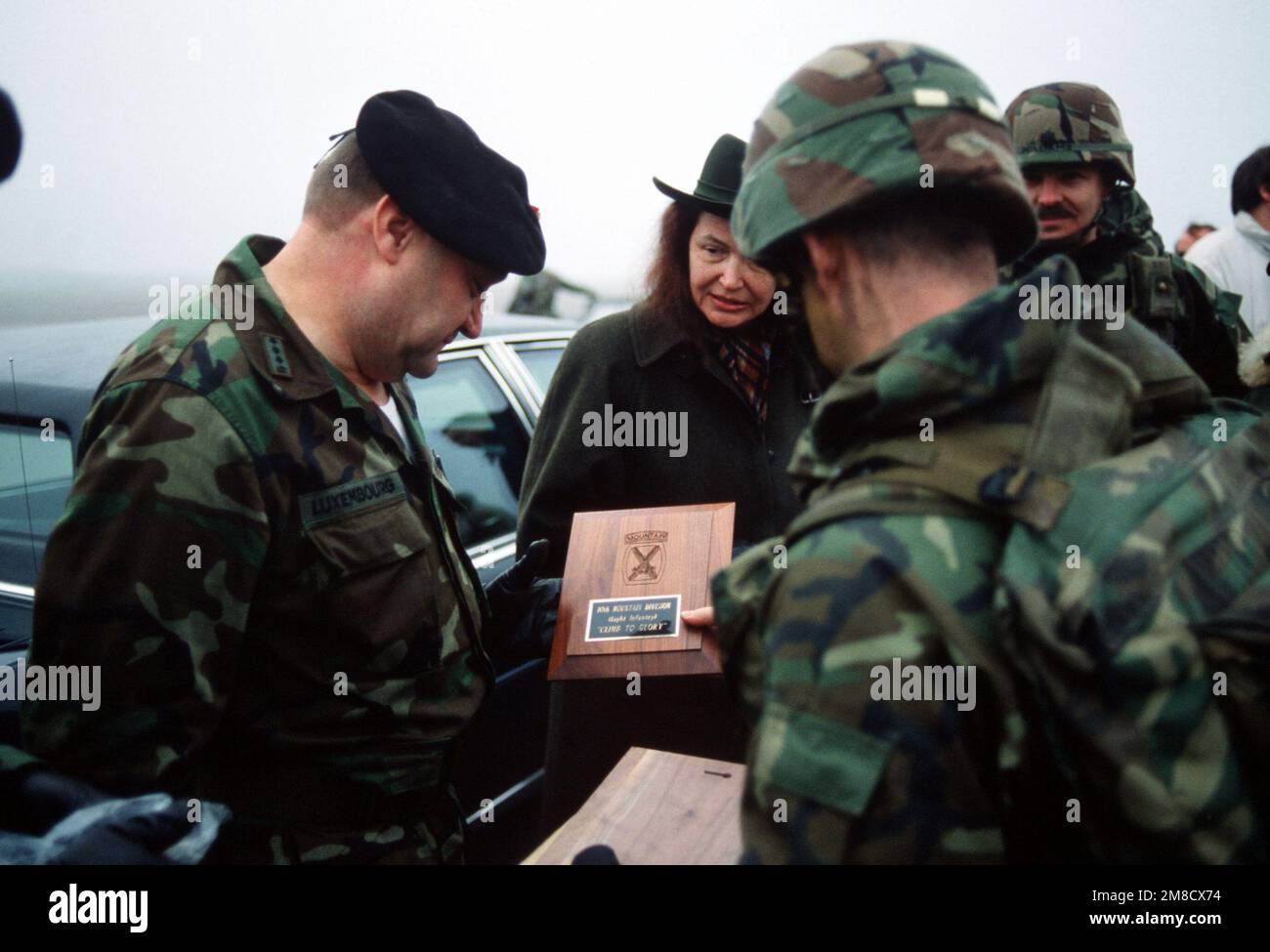 Jean B.S. Gerald, ambasciatore degli Stati Uniti in Lussemburgo, è presente come ufficiale dell'esercito lussemburghese e tenente colonnello Jeffrey Spara, comandante del battaglione 1st, fanteria 22nd, Divisione montagna 10th, ammirare una targa presentata alla divisione durante l'esercizio REFORGER '90. Oggetto/Serie: REFORGER '90 base: Luxembourg International Airport Paese: Luxembourg (LUX) Foto Stock