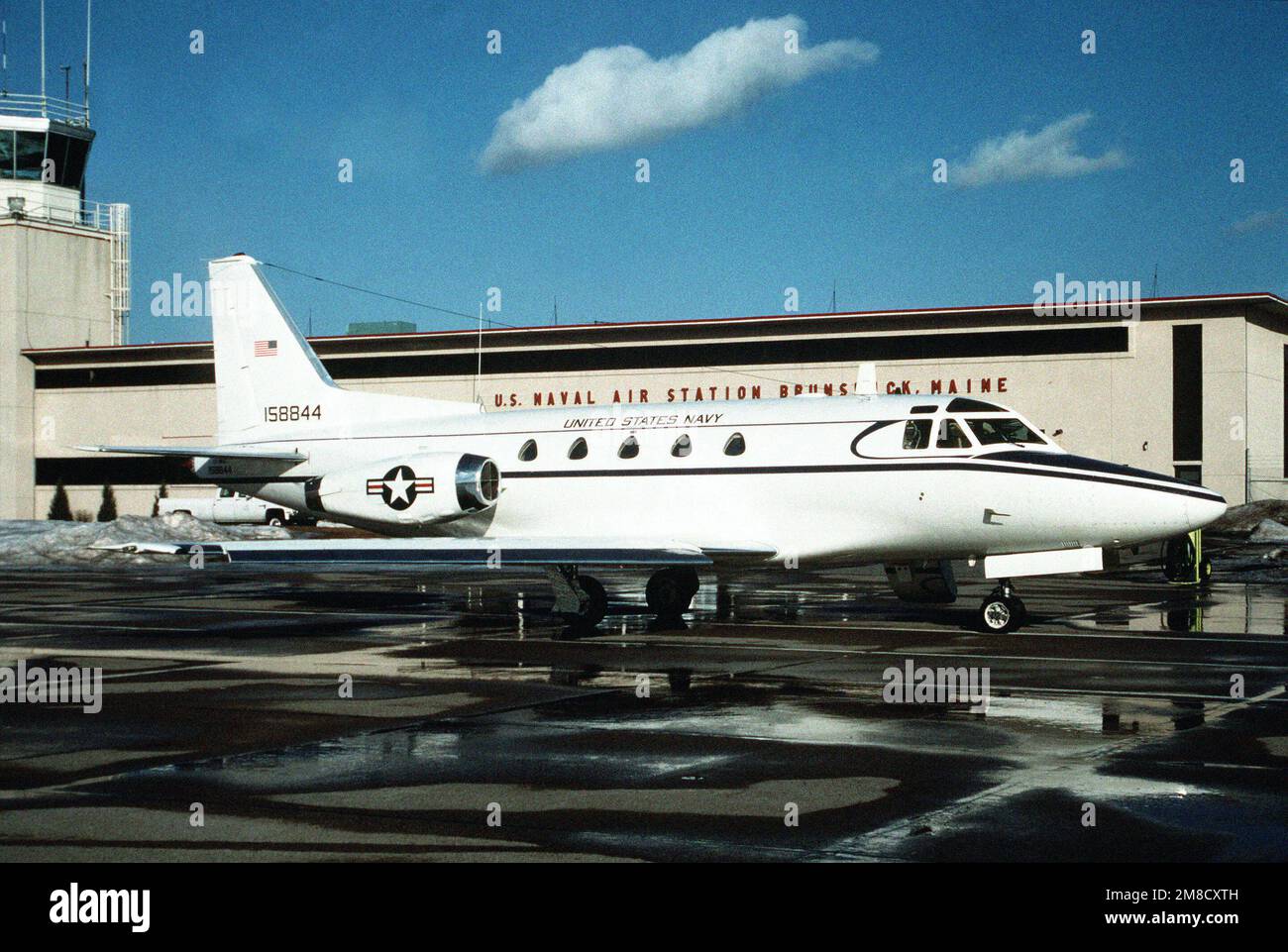 Sulla linea di volo si trova un velivolo CT-39E Sabreliner utilizzato per il trasporto executive. Base: Naval Air Station, Brunswick Stato: Maine (ME) Paese: Stati Uniti d'America (USA) Foto Stock
