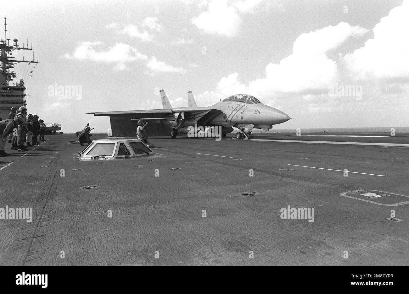 Gli equipanti catapultanti segnalano che tutto è pronto per il lancio di un aereo Fighter Squadron 84 (VF-84) F-14A Tomcat dal ponte di volo della portaerei USS ABRAHAM LINCOLN (CVN-72) durante la crociera in shakedown della nave. Paese: Oceano Atlantico (AOC) Foto Stock