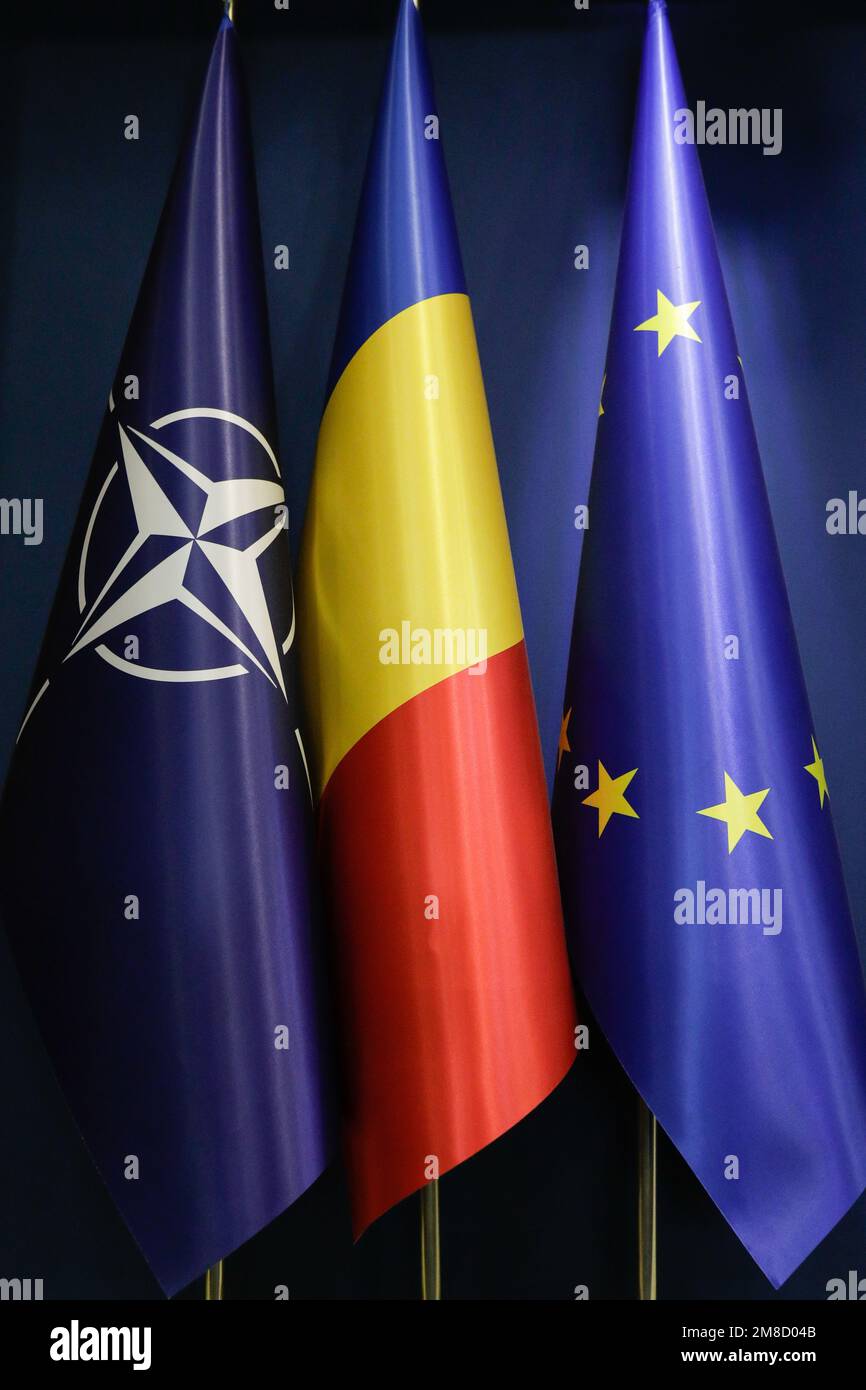 Dettagli con le bandiere della NATO, della Romania e dell'Unione europea. Foto Stock