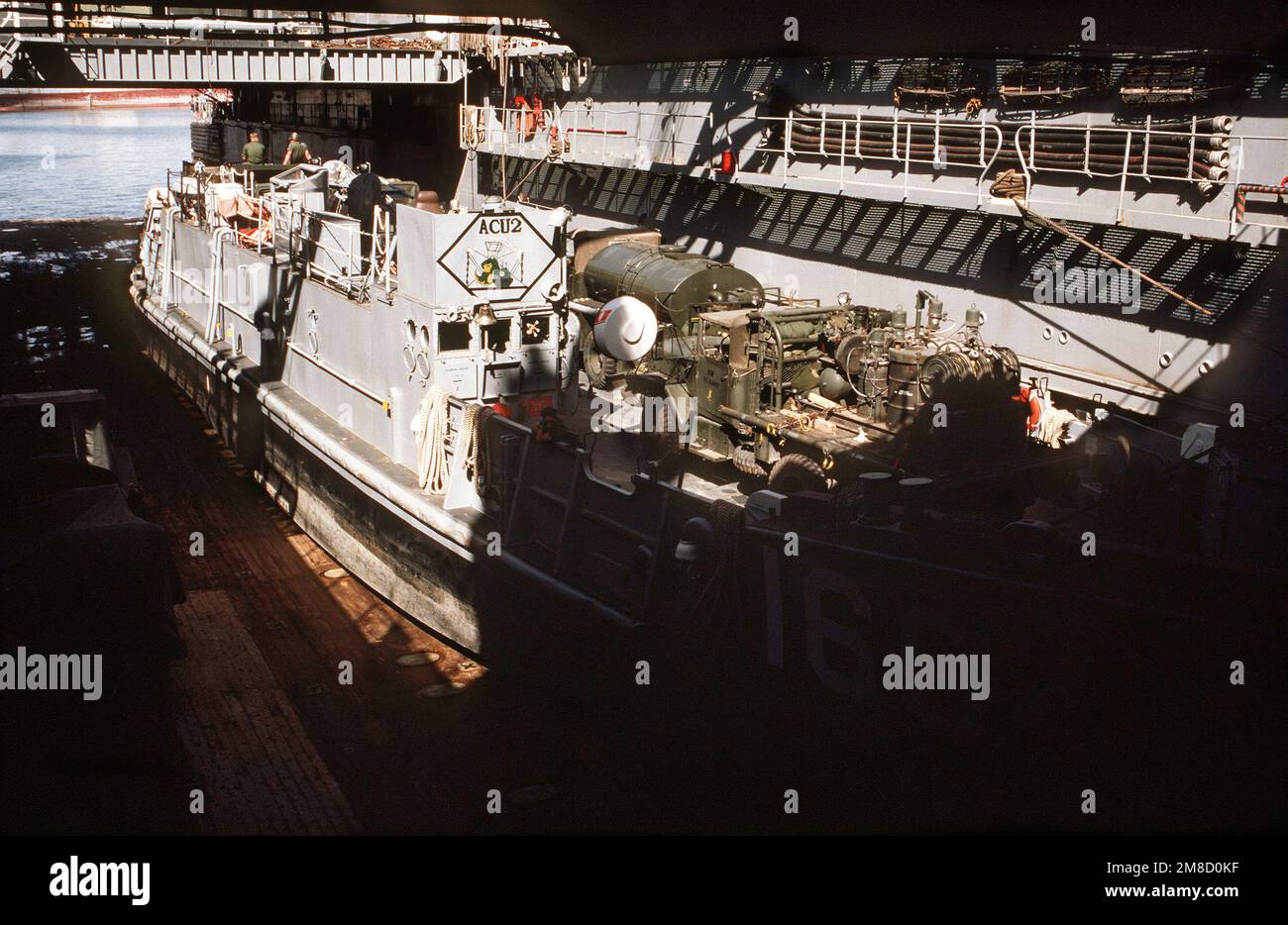 Un'imbarcazione di servizio Assault Craft Unit 2 (ACU 2) viene approntata per lo scarico dal ponte dei pozzi della nave portuale USS PORTLAND (LSD 37). La PORTLAND trasporta attrezzature che verranno utilizzate per riparare una ferrovia danneggiata dalle inondazioni durante l'esercizio DELLA FERROVIA ATLAS. Oggetto/Serie: ATLAS RAIL Paese: Tunisia (TUN) Foto Stock