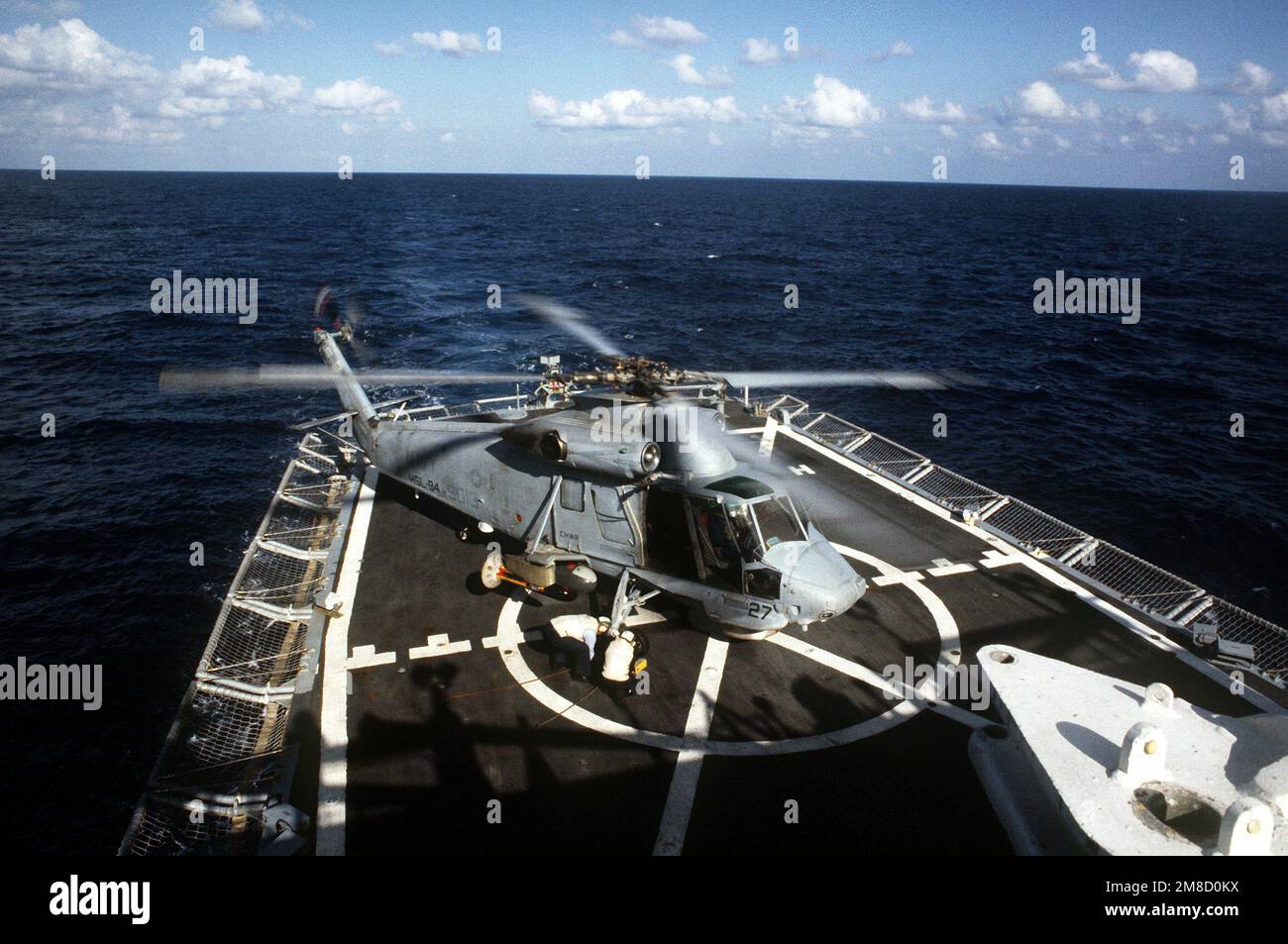Un elicottero SH-2F Seasprite di Light Helicopter Anti-Submarine Squadron 94 (HSL-94) è servito sul ponte dell'elicottero della fregata missilistica guidata USS CLARK (FFG-11). Le due imbarcazioni sono state dispiegate dalle unità della Riserva Navale per essere utilizzate sotto il comando della Guardia Costiera negli sforzi di interdizione del traffico di droga. Paese: Mar dei Caraibi Foto Stock