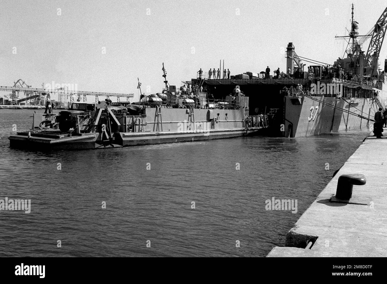 Un'unità di sbarco dell'assalto 2 (ACU 2) (LCU 1661) viene scaricata dalla nave di sbarco USS PORTLAND (LSD 37). L'imbarcazione trasporta attrezzature che verranno utilizzate durante l'esercizio di costruzione Seabee ATLAS RAIL, un progetto Seabee per riparare una ferrovia danneggiata dalle inondazioni. Oggetto/Serie: ATLAS RAIL Paese: Tunisia (TUN) Foto Stock