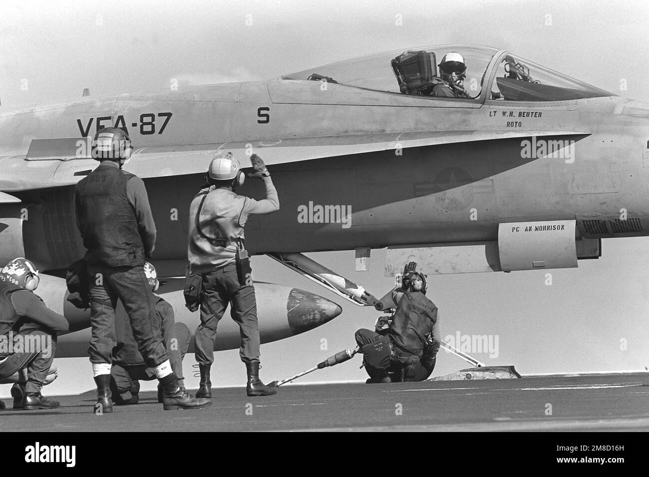 Un aereo Strike Fighter Squadron 87 (VFA-87) F/A-18A Hornet è collegato ad una delle catapulte di prua sul ponte di volo della portaerei nucleare USS ABRAHAM LINCOLN (CVN-72) durante la crociera in shakedown della nave. Paese: Oceano Atlantico (AOC) Foto Stock