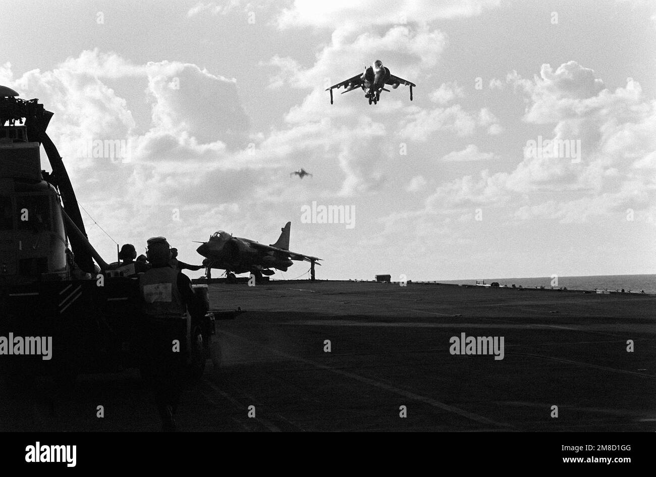 Un FRS. Mark 1 gli aerei Sea Harrier si avvicinano al ponte di volo della portaerei leggeri HMS INVINCIBILE (R-05) per un atterraggio durante la flotta ex 1-90. Oggetto/Serie: FLOTTA EX 1-90 Paese: Mar dei Caraibi Foto Stock