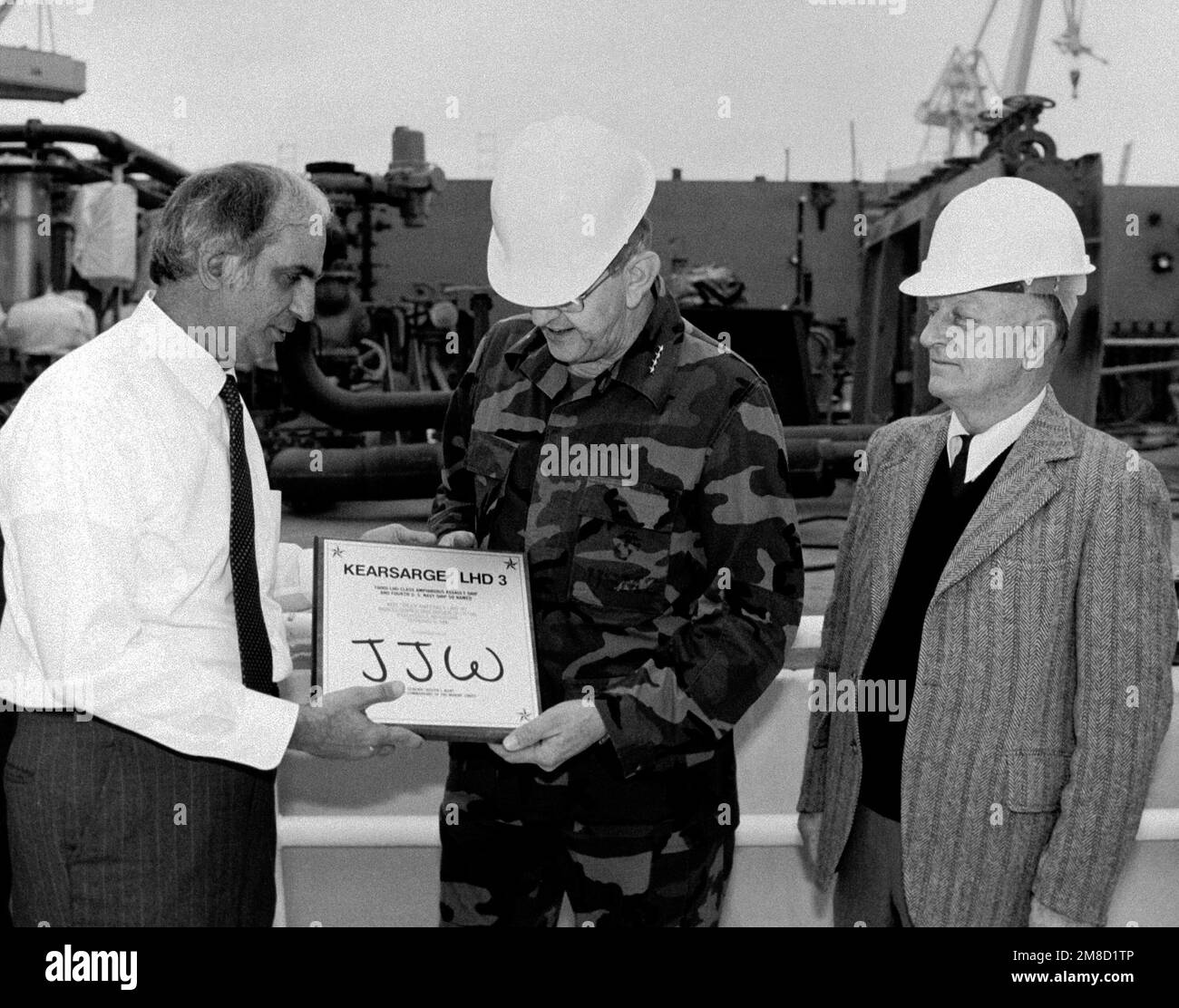 Jerry Street PE', a sinistra, presidente della Ingalls Shipbuilding, presenta una copia della placca della chiglia per la nave d'assalto anfibio KEARSARGE (LHD 3) al generale (GEN) Joseph J. Went, vice comandante del corpo dei Marine, durante la cerimonia di posa della chiglia per il KEARSARGE. A destra c'è E.E. Grida, Program Manager, Amphibious Warfare e Strategic Sea Lift Program. Base: Pascagoula Stato: Mississippi (MS) Paese: Stati Uniti d'America (USA) Foto Stock