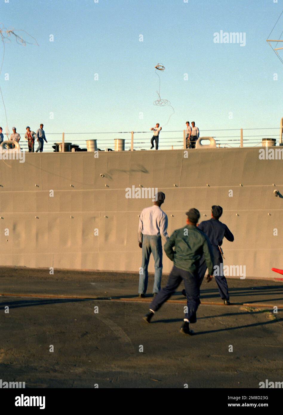 I marinai si preparano a prendere le code d'ormeggio mentre la nave da guerra USS MISSOURI (BB-63) attracca alla Naval Air Station, North Island. Base: San Diego Stato: California (CA) Paese: Stati Uniti d'America (USA) Foto Stock