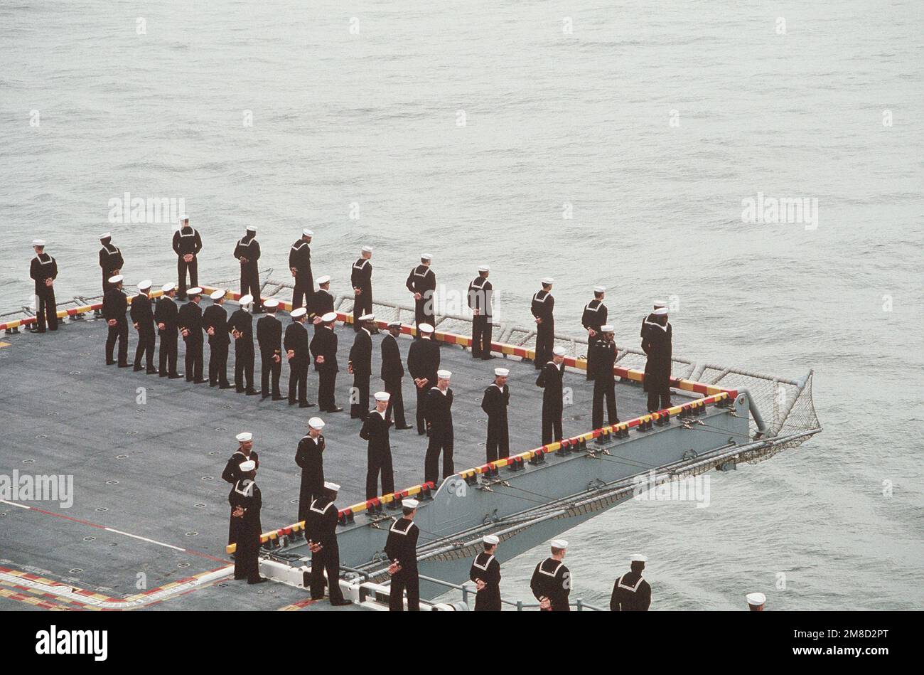 I marinai che presergono le rotaie a bordo della nave d'assalto anfibia USS WASP (LHD 1) si trovano lungo il bordo di un ascensore mentre la nave si avvicina alla Stazione Navale di Mayport, Florida. Base: USS Wasp (LHD 1) Nazione: Oceano Atlantico (AOC) Foto Stock