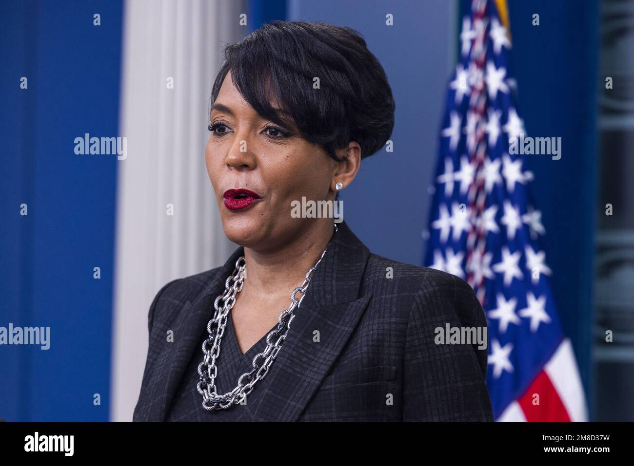 Washington, Stati Uniti. 13th Jan, 2023. Senior Advisor for Public Engagement Keisha Lance Bottoms parla nella Sala Briefing della Casa Bianca a Washington, DC, venerdì 13 gennaio 2023. I bottom hanno parlato del viaggio del presidente ad Atlanta, il 15 gennaio, dove consegnerà un sermone alla storica Chiesa Battista di Ebenezer. Foto di Jim lo Scalzo/UPI Credit: UPI/Alamy Live News Foto Stock