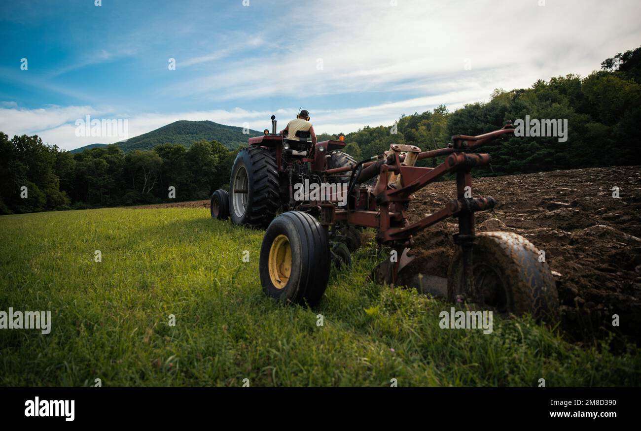 vita agricola, trattore, trattore rosso Foto Stock