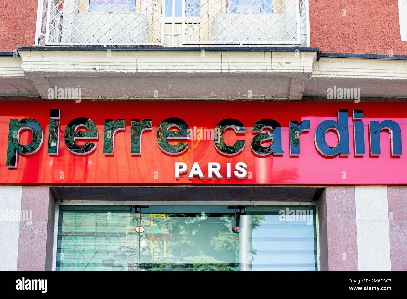 DUSHANBE, TAGIKISTAN - 5 AGOSTO 2022: Cartello con il logo del negozio Pierre Cardin sul fronte del negozio nel centro commerciale. Foto Stock