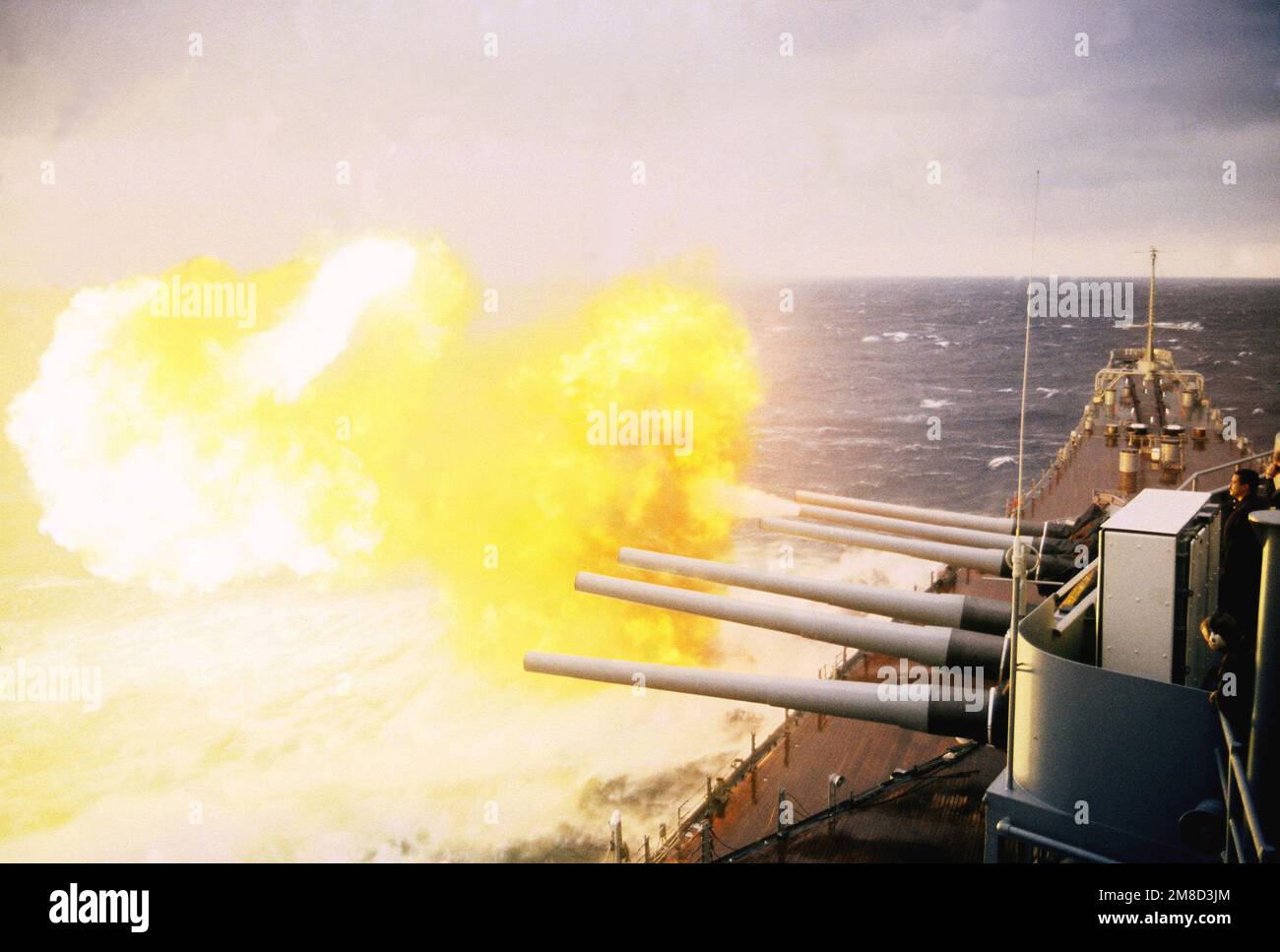 Una delle pistole Mark di calibro 7 16 pollici/50 nella torretta n. 1 a bordo della nave da guerra USS WISCONSIN (BB-64) viene sparata durante un esercizio di armi vicino a Puerto Rico. Paese: Oceano Atlantico (AOC) Foto Stock