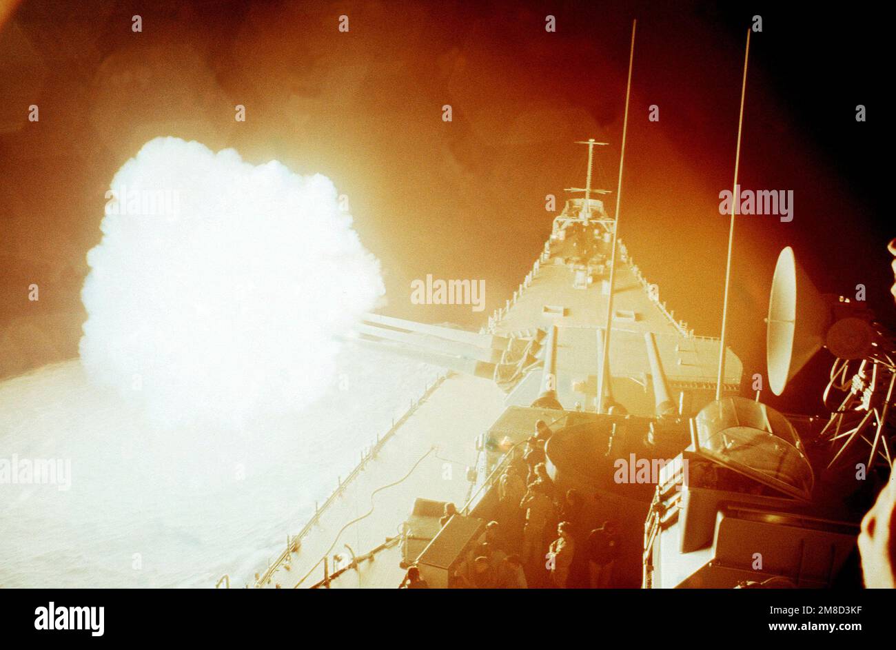 Uno dei cannoni Mark di calibro 7 16 pollici/50 nella torretta n. 1 a bordo della nave da guerra USS WISCONSIN (BB-64) viene sparato durante un esercizio di cannucio notturno vicino a Puerto Rico. Paese: Oceano Atlantico (AOC) Foto Stock