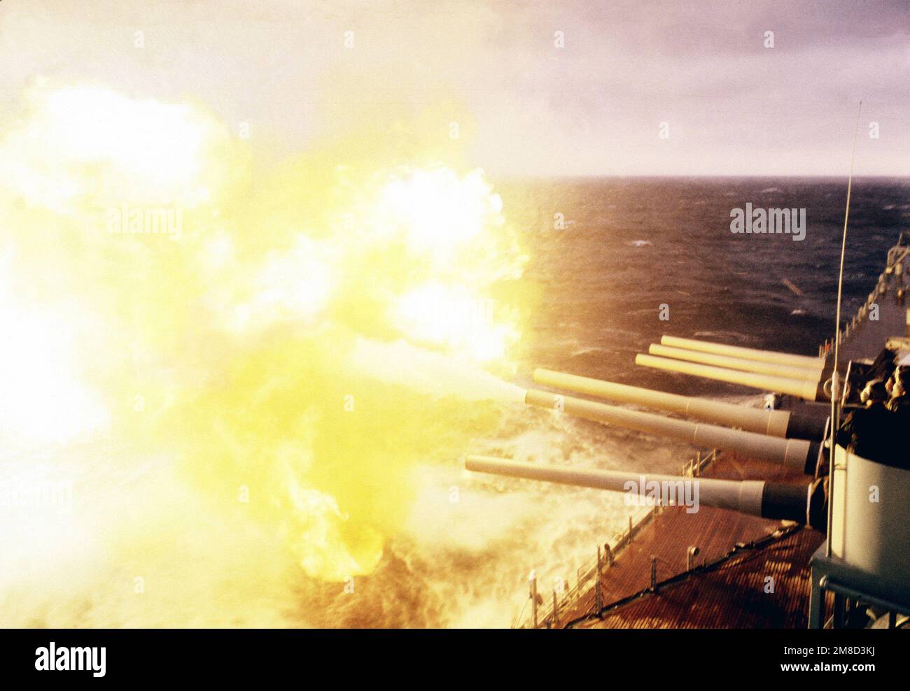 Una delle pistole Mark di calibro 7 16 pollici/50 nella torretta n. 1 a bordo della nave da guerra USS WISCONSIN (BB-64) viene sparata durante un esercizio di armi vicino a Puerto Rico. Paese: Oceano Atlantico (AOC) Foto Stock