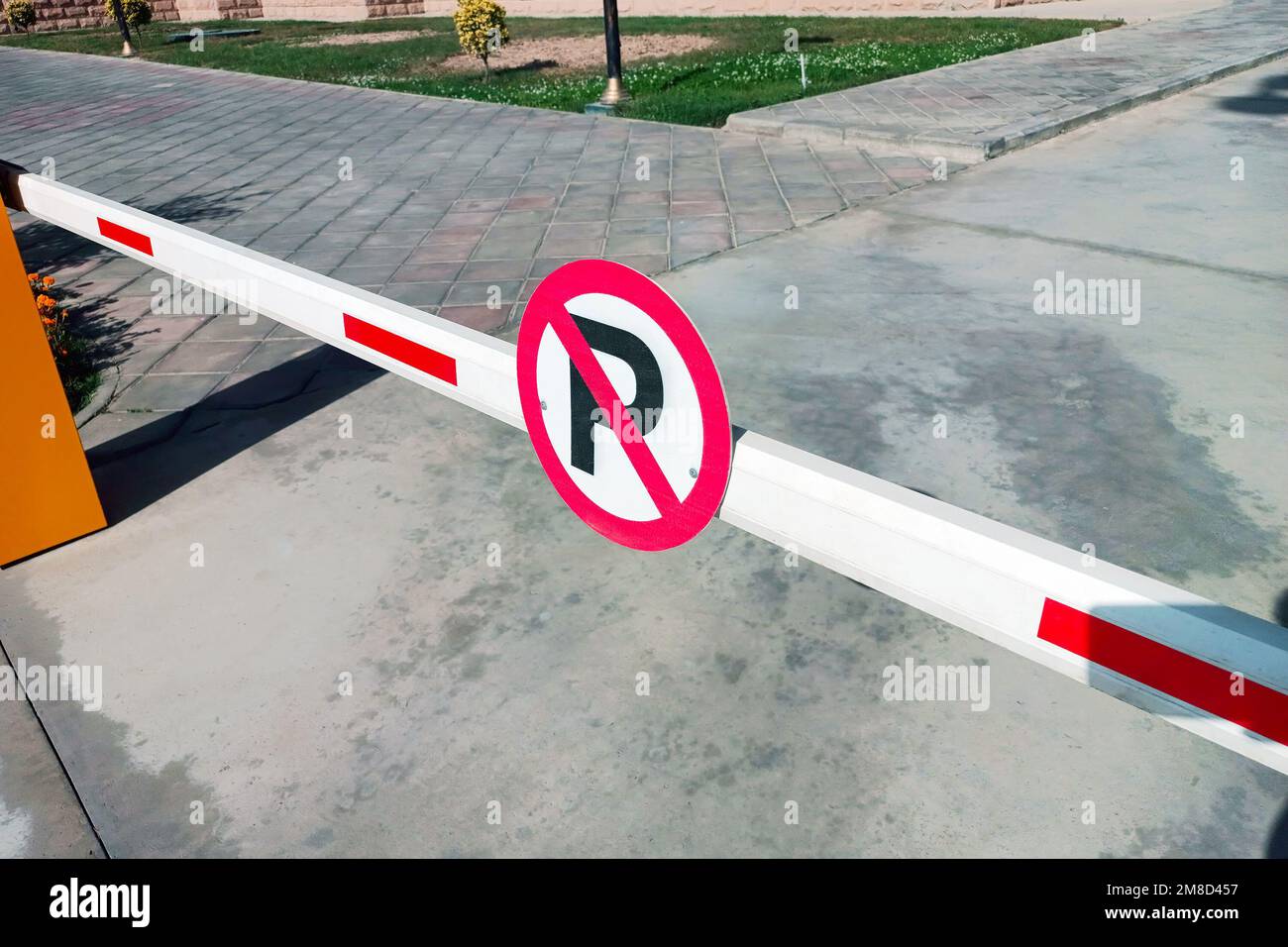Croce rossa e bianca, cartello No Parking sulla strada. Cartello di divieto di parcheggio all'aperto. Foto Stock