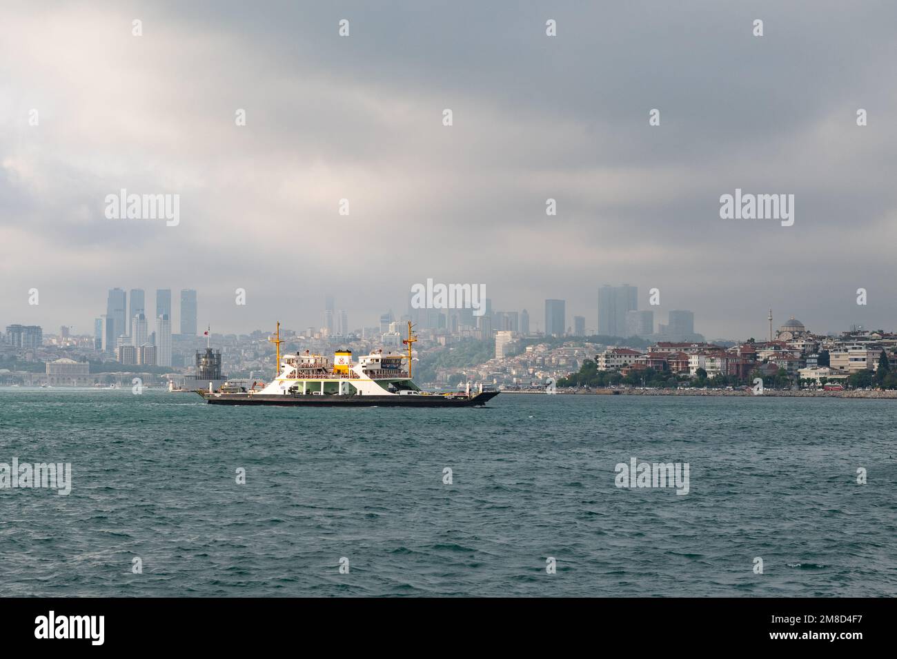 Istanbul traghetto Okmeydani vela nel Bosforo, Istanbul, Turchia Foto Stock