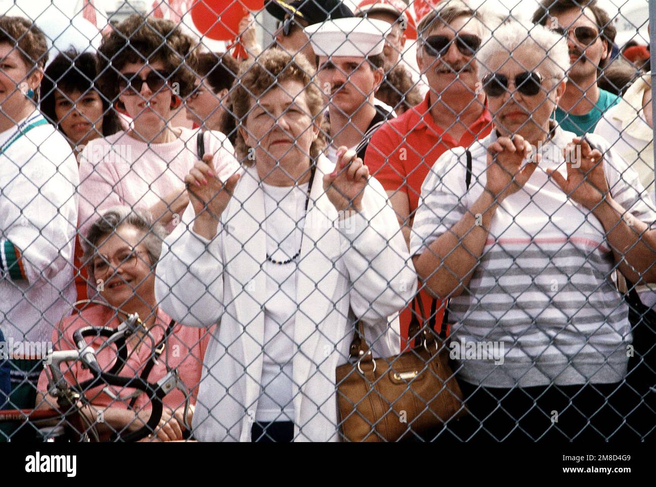 I membri della famiglia e gli amici dei membri dell'equipaggio a bordo della portaerei a energia nucleare USS ENTERPRISE (CVN 65) aspettano sul molo mentre la nave attracca in porto. Base: Naval Air Station, Norfolk Stato: Virginia (VA) Paese: Stati Uniti d'America (USA) Foto Stock