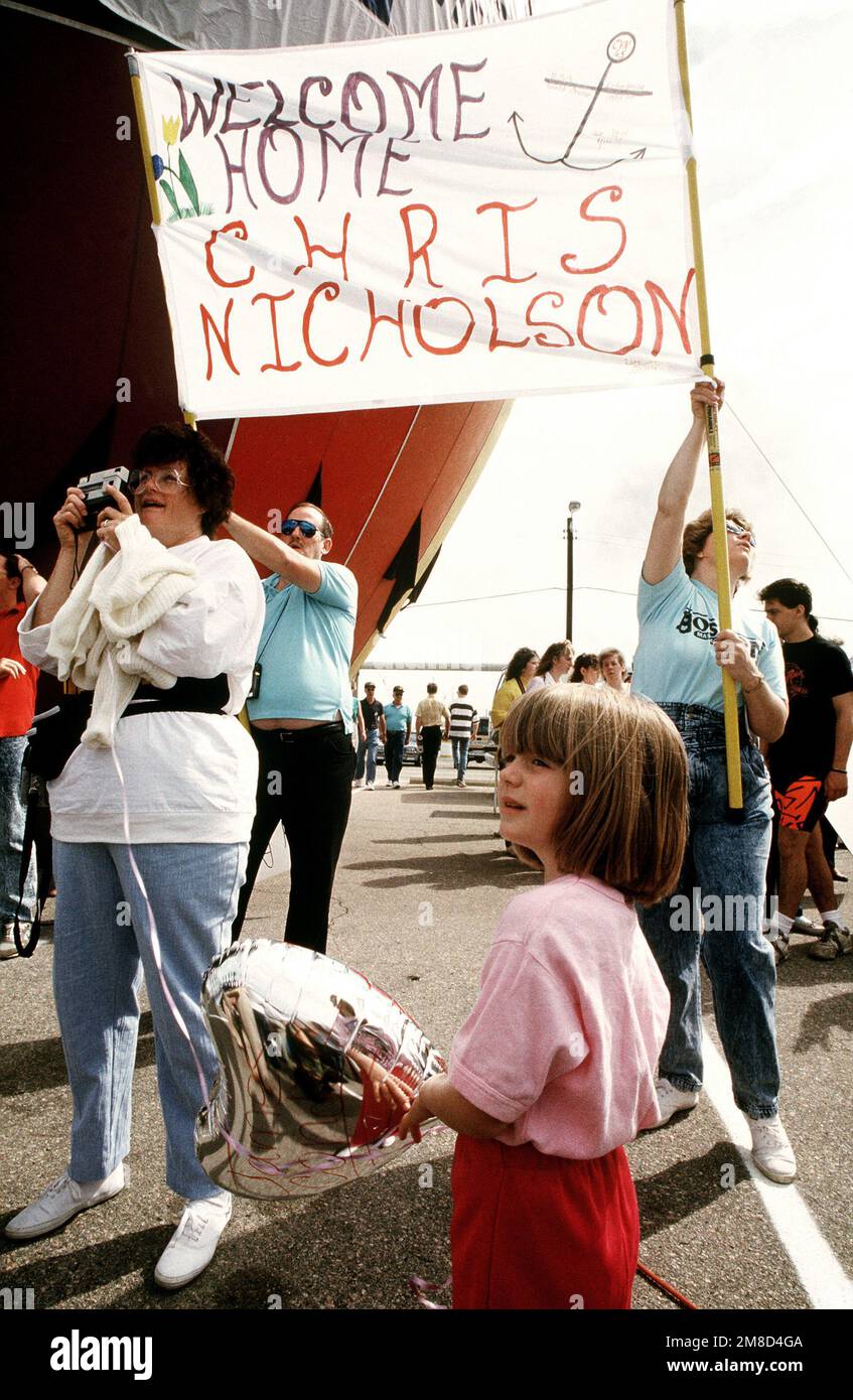 I membri della famiglia e gli amici dei membri dell'equipaggio a bordo della portaerei a energia nucleare USS ENTERPRISE (CVN 65) aspettano sul molo mentre la nave attracca. Base: Naval Air Station, Norfolk Stato: Virginia (VA) Paese: Stati Uniti d'America (USA) Foto Stock