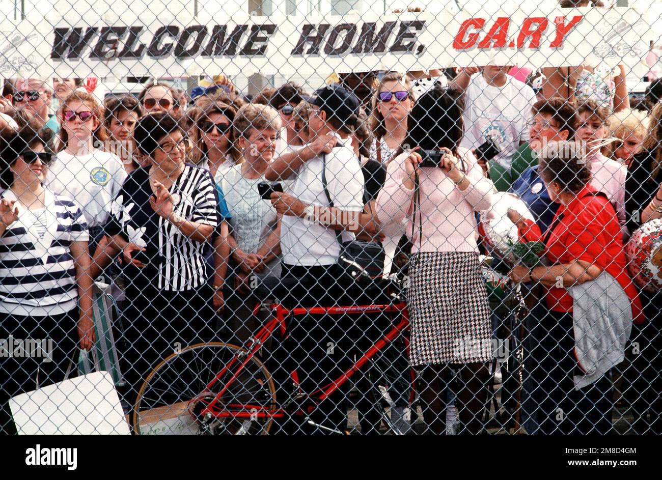 I membri della famiglia e gli amici dei membri dell'equipaggio a bordo della portaerei a energia nucleare USS ENTERPRISE (CVN 65) aspettano sul molo mentre la nave attracca. Base: Naval Air Station, Norfolk Stato: Virginia (VA) Paese: Stati Uniti d'America (USA) Foto Stock