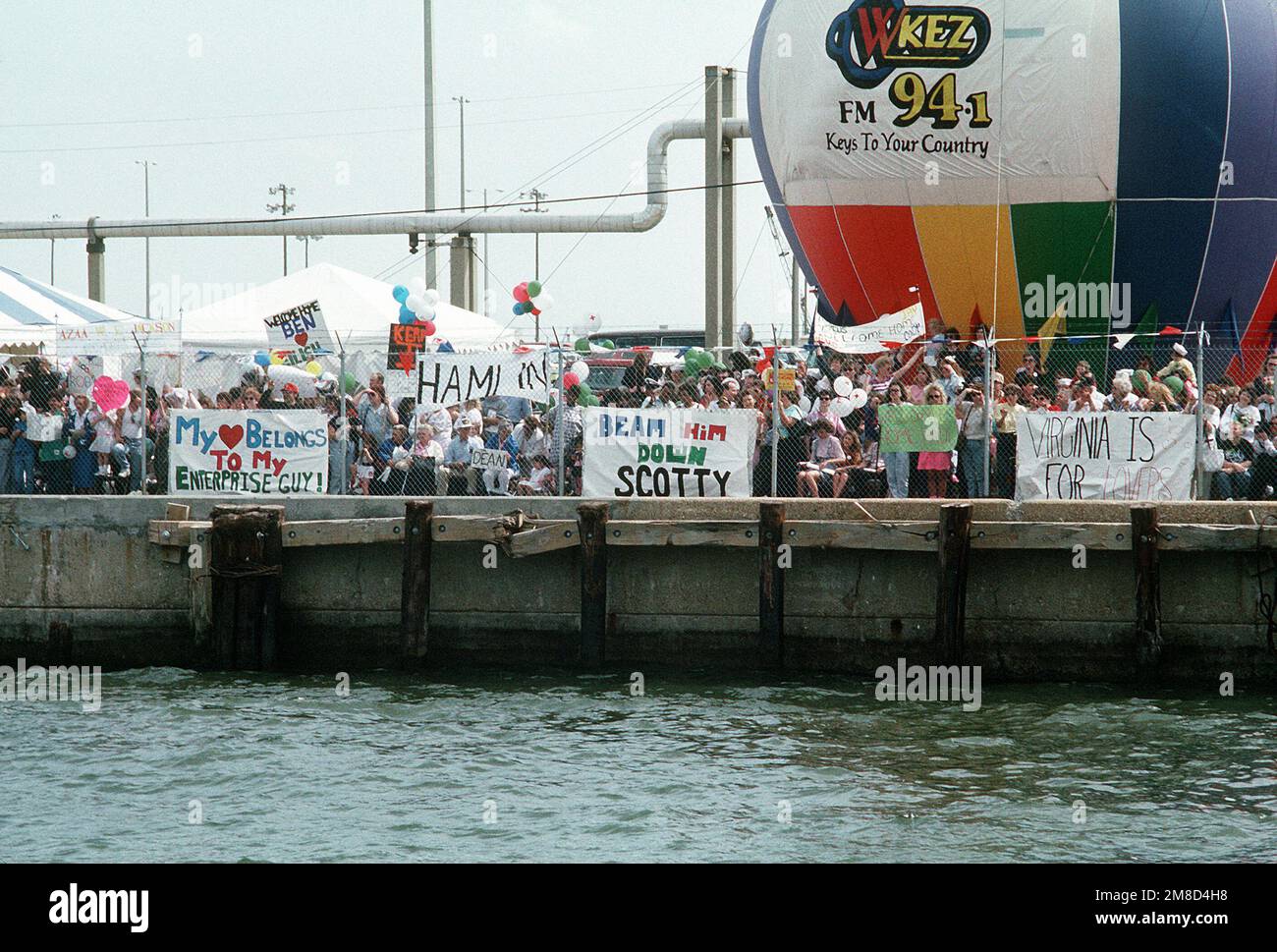 I membri della famiglia e gli amici dei membri dell'equipaggio a bordo della portaerei a energia nucleare USS ENTERPRISE (CVN-65) aspettano sul molo mentre la nave attracca. Base: Naval Air Station, Norfolk Stato: Virginia (VA) Paese: Stati Uniti d'America (USA) Foto Stock