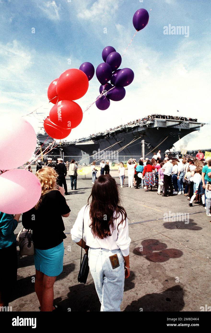 I membri della famiglia e gli amici dei membri dell'equipaggio a bordo della portaerei a energia nucleare USS ENTERPRISE (CVN 65) aspettano sul molo mentre la nave attracca in porto. Base: Naval Air Station, Norfolk Stato: Virginia (VA) Paese: Stati Uniti d'America (USA) Foto Stock