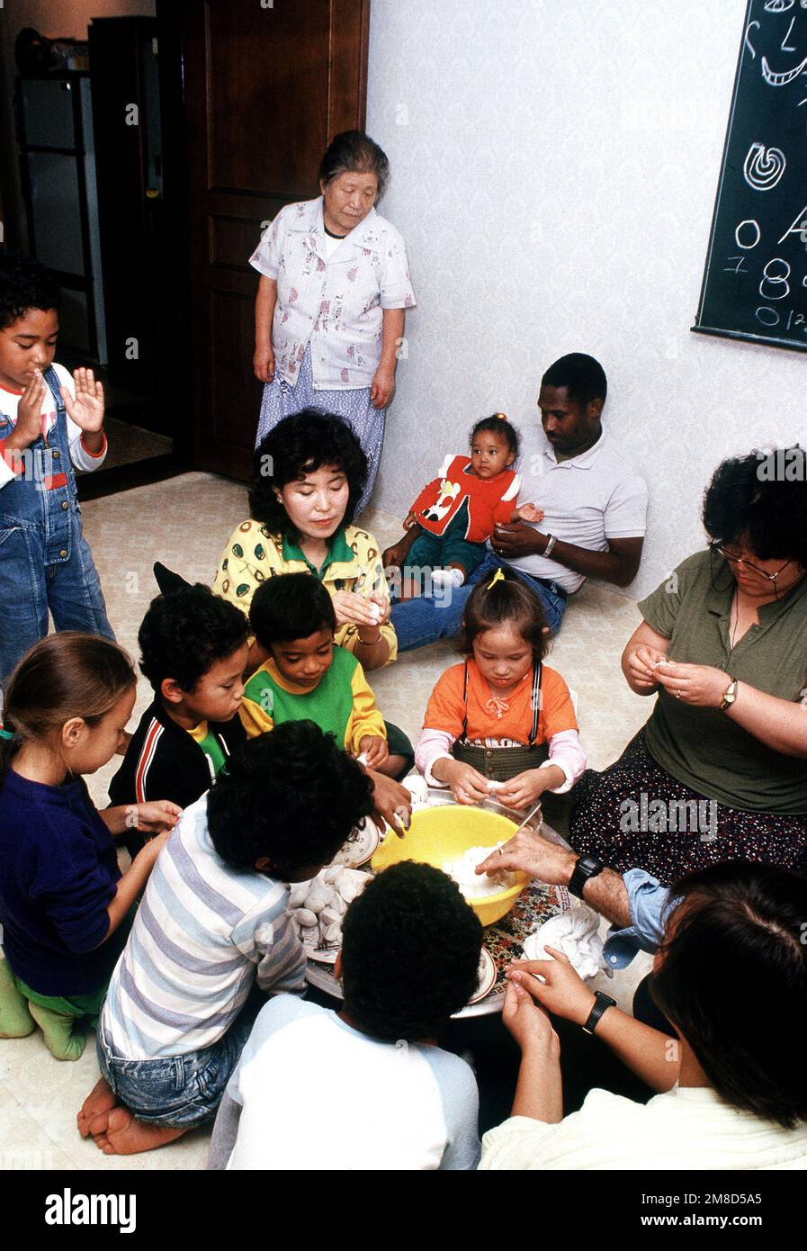 I bambini amerasiani si riuniscono per un pasto in un centro di assistenza all'infanzia sponsorizzato dal capitolo della Osan Air base della Amerasian Children's Society per aiutare la prole delle donne coreane e dei militari americani da lungo tempo assenti. Base: Songtan Paese: Repubblica di Corea (KOR) Foto Stock