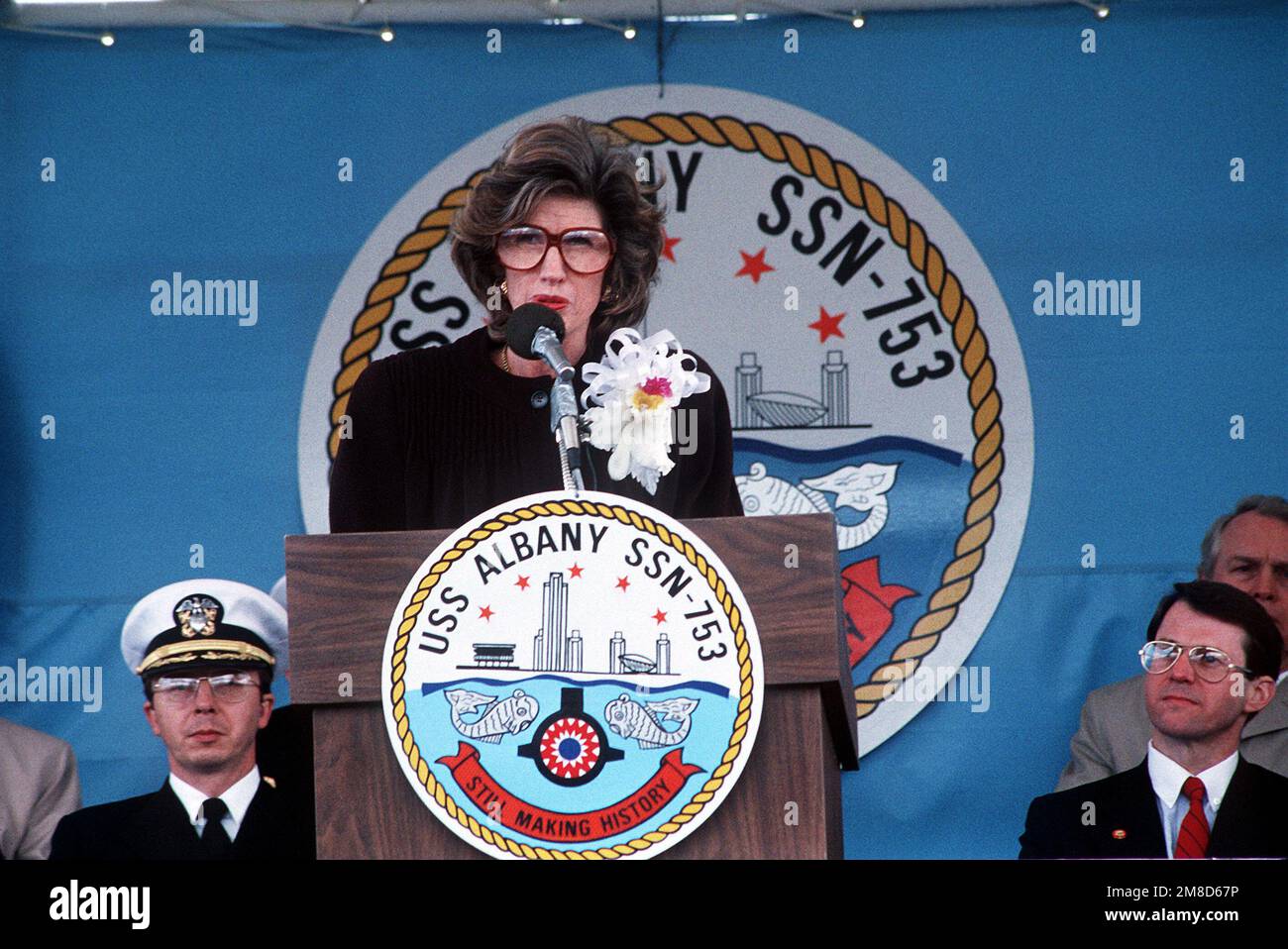 Nancy Kissinger, sponsor della nave, parla durante la cerimonia di messa in servizio per il sottomarino d'attacco nucleare USS ALBANY (SSN 753). Base: Naval Air Station, Norfolk Stato: Virginia (VA) Paese: Stati Uniti d'America (USA) Foto Stock
