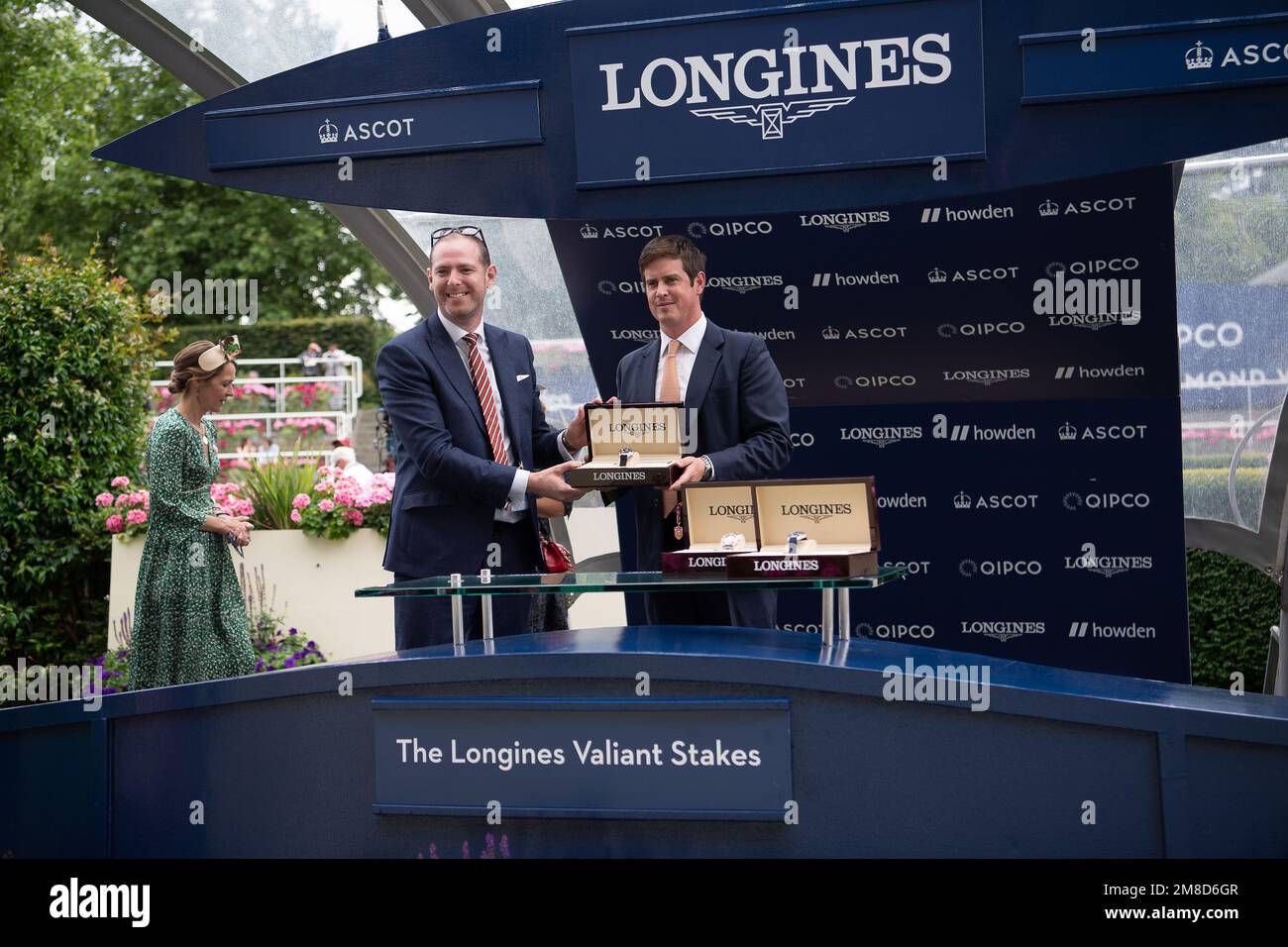 Ascot, Berkshire, Regno Unito. 23rd luglio, 2022. La presentazione dei vincitori per i Longines Valiant Stakes all'ippodromo di Ascot. Horse Jumbly guidato dal jockey Hollie Doyle ha vinto la gara. Proprietario Emmy Rothschild e Partner. Allenatore Harry e Roger Charlton, Beckhampton. Allevatore Emily Rothschild. Credito: Maureen McLean/Alamy Foto Stock