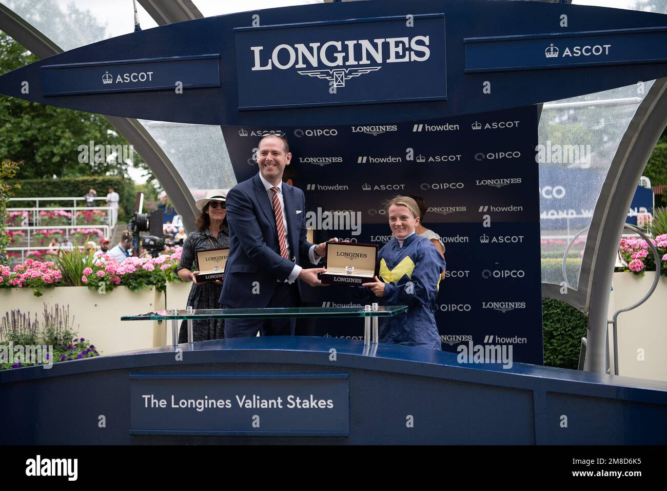 Ascot, Berkshire, Regno Unito. 23rd luglio, 2022. La presentazione dei vincitori per i Longines Valiant Stakes all'ippodromo di Ascot. Horse Jumbly guidato dal jockey Hollie Doyle ha vinto la gara. Proprietario Emmy Rothschild e Partner. Allenatore Harry e Roger Charlton, Beckhampton. Allevatore Emily Rothschild. Credito: Maureen McLean/Alamy Foto Stock