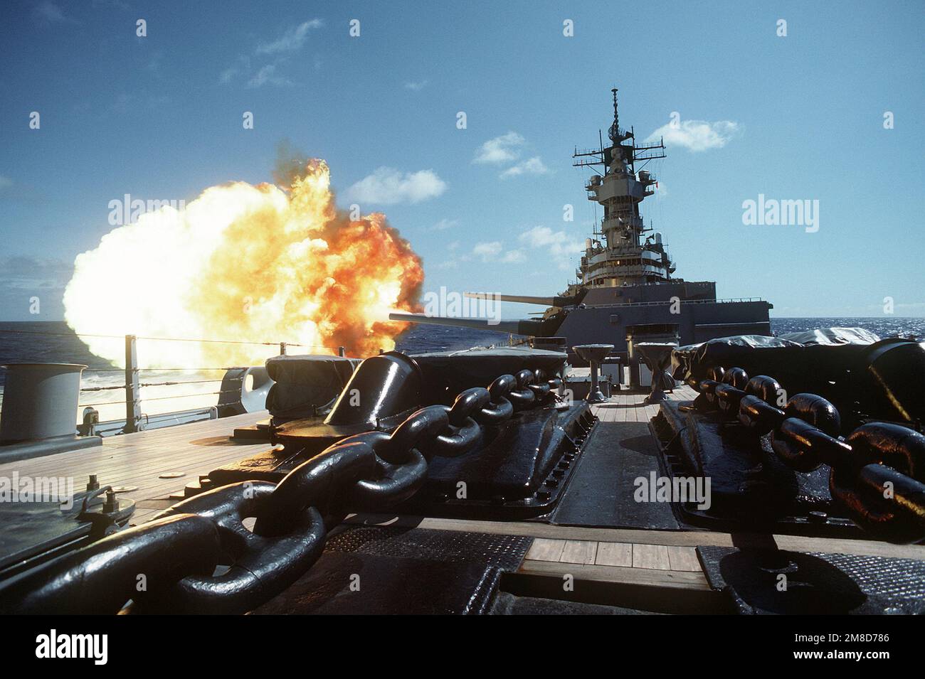 Un giro viene sparato dalla torretta di cannoni n. 1 Mark 7 16-inch/50-caliber a bordo della nave da guerra USS MISSOURI (BB-63). Paese: Sconosciuto Foto Stock
