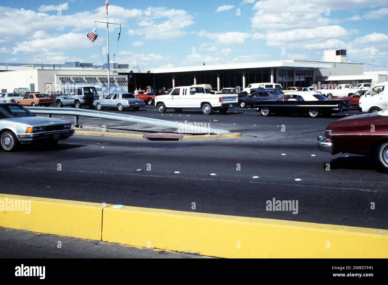 I veicoli che entrano negli Stati Uniti entrano nella stazione di ispezione degli Stati Uniti al confine USA/Messico. Base: El Paso Stato: Texas (TX) Paese: Stati Uniti d'America (USA) Foto Stock