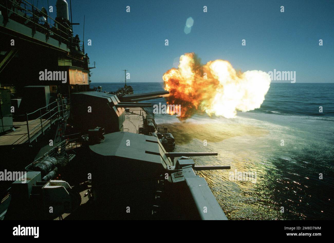 La nave da guerra USS MISSOURI (BB-63) spara una delle sue pistole Mark 7 16-inch/50-calibrer durante l'esercizio RIMPAC '90 vicino alle Hawaii. Soggetto operativo/Serie: RIMPAC '90 Paese: Oceano Pacifico (POC) Foto Stock