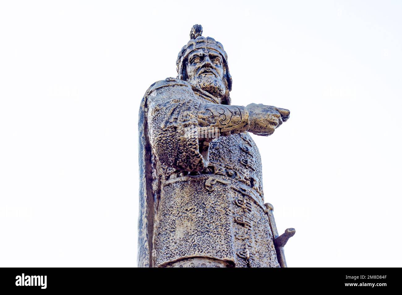 DUSHANBE, TAGIKISTAN - 2 LUGLIO 2022: La statua di bronzo di Abu Muslim Abdurrahman ibn Muslim al-Khurasani la testa del movimento pro-Abbaside a Khora Foto Stock