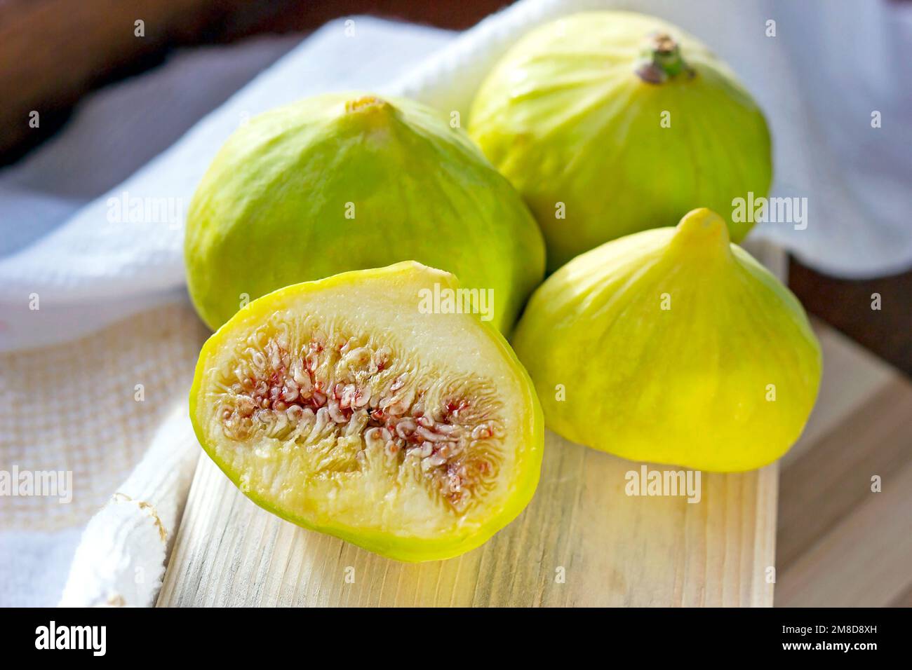 Frutta fresca di fico verde sulla tavola di legno in cucina primo piano durante la stagione estiva. Foto Stock