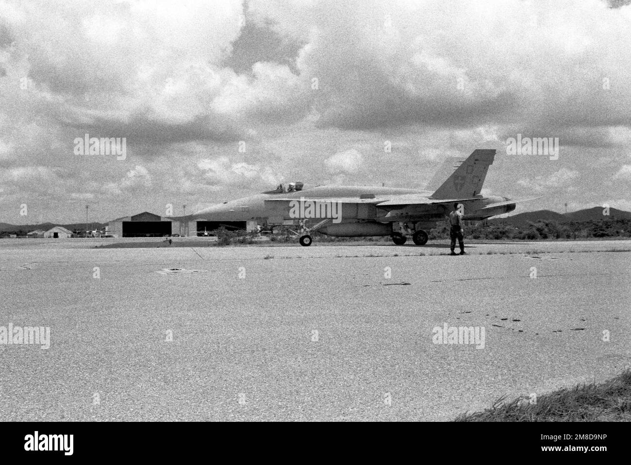Un aereo Marine Strike Fighter Squadron 122 (VMFA-122) F/A-18 Hornet è in piedi sulla pista durante il Cobra Gold '90, un esercizio combinato tailandese/statunitense. Subject Operation/Series: COBRA GOLD '90 base: Utapao Air base Paese: Thailandia (THA) Foto Stock