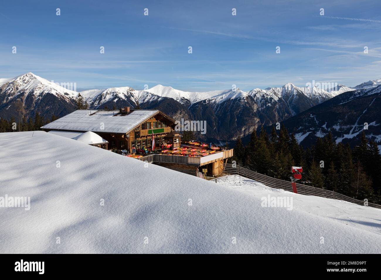 Paesaggio montano con capanna per sciatori nelle Alpi austriache Foto Stock