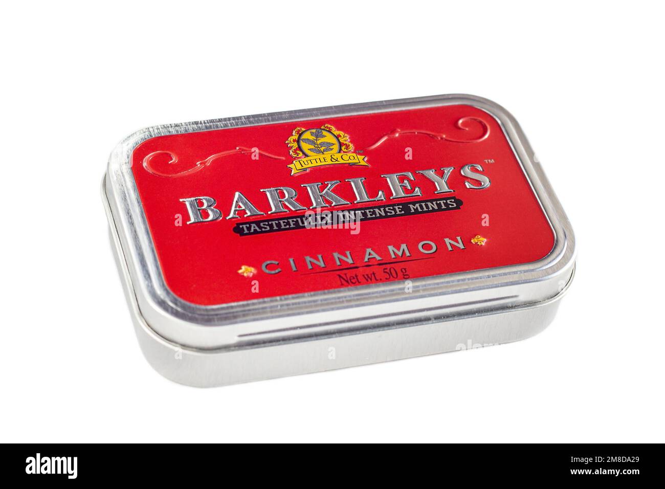 DUSHANBE, TAGIKISTAN - 26 AGOSTO 2022: Barkleys con gusto zecche intense con cannella scatola di metallo sapore isolato su sfondo bianco. Foto Stock